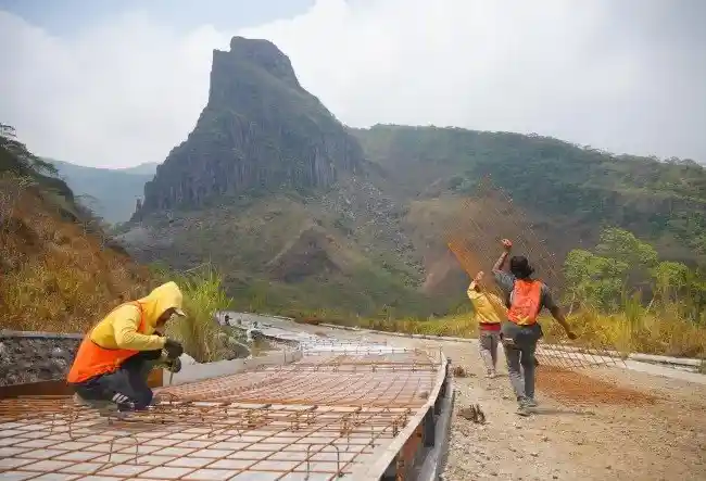 Membangun Akses Jalan Menuju Kawah Gunung Kelud