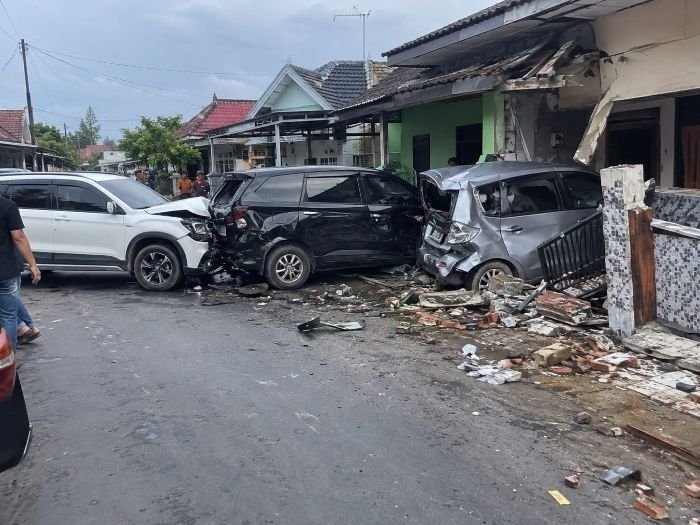 Insiden Kecelakaan Beruntun di Jalan Jamin Ginting Insiden Kecelakaan Beruntun di Jalan Jamin Ginting