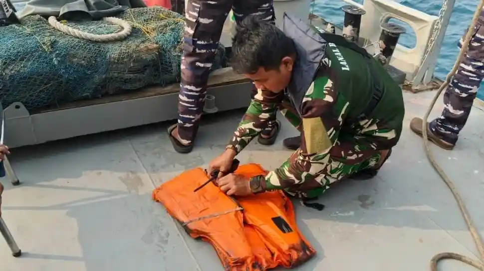 Penemuan Pelampung dalam Pencarian Lima Jurnalis di Perairan Banten Penemuan Pelampung dalam Pencarian Lima Jurnalis di Perairan Banten