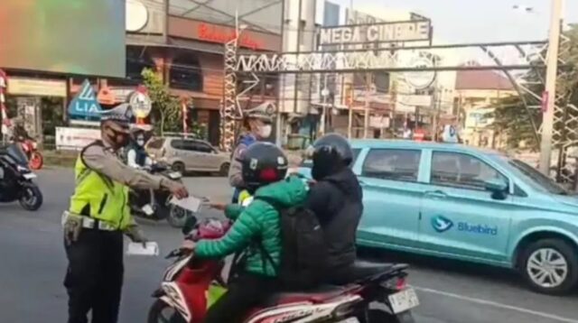 Pencegahan Efek Abu Vulkanik di Depok: Pembagian Masker Gratis oleh Polsek Cinere