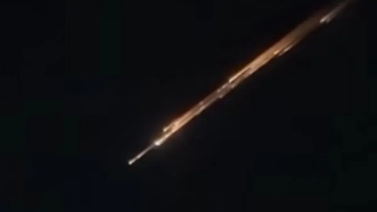Fenomena Aneh di Gorontalo: Kilatan Meteor dan Dentuman Misterius Fenomena Aneh di Gorontalo: Kilatan Meteor dan Dentuman Misterius