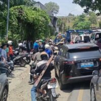 Evakuasi Kendaraan Rombongan Besan di Kali Cikumpa