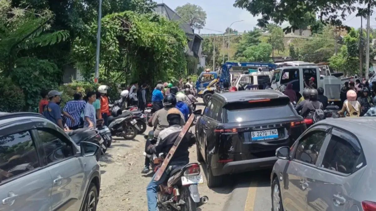 Evakuasi Kendaraan Rombongan Besan di Kali Cikumpa Evakuasi Kendaraan Rombongan Besan di Kali Cikumpa