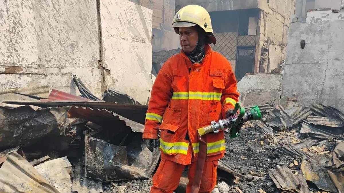 Relawan Pemadam Kebakaran Jakarta Hadapi Ancaman Kebakaran di Musim Kemarau Relawan Pemadam Kebakaran Jakarta Hadapi Ancaman Kebakaran di Musim Kemarau