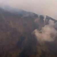 Upaya Pemadaman Kebakaran di Puncak Setampol Gunung Rinjani Upaya Pemadaman Kebakaran di Puncak Setampol Gunung Rinjani