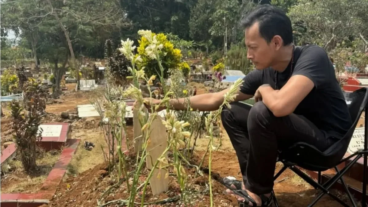 Melawat Makam Aries Garasi: Fedi Nuril Ungkap Rindu dan Permohonan Maaf
