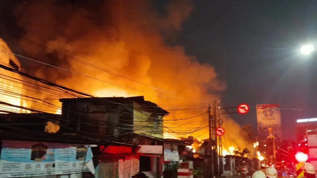Kebakaran Menghancurkan Rumah di Kebayoran Lama