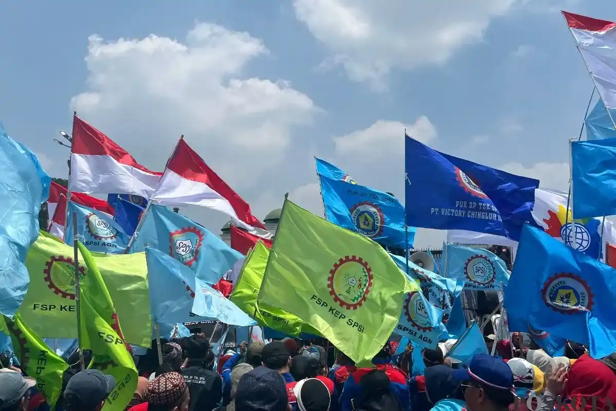 Aksi Buruh Helskan 11 Tuntutan di Depan Gedung DPR