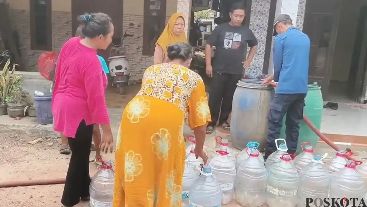 Krisis Air Bersih di Tangerang: Warga Tempuh Jarak Jauh untuk Mendapatkan Air Krisis Air Bersih di Tangerang: Warga Tempuh Jarak Jauh untuk Mendapatkan Air
