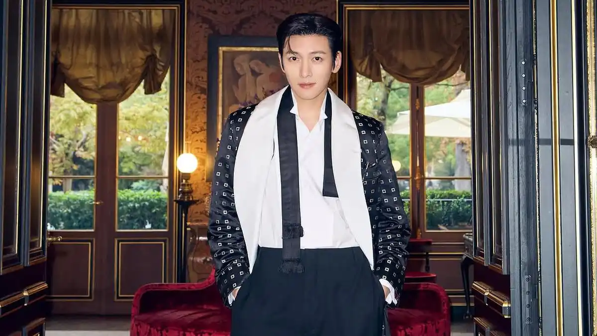 Ji Chang Wook Tampil Elegan di Peragaan Tom Ford, Sapa Penggemar di Paris Ji Chang Wook Tampil Elegan di Peragaan Tom Ford, Sapa Penggemar di Paris