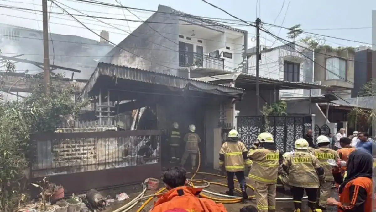 Puluhan Petugas Tangani Kebakaran Rumah di Kayu Putih, Api Berhasil Dilokalisasi