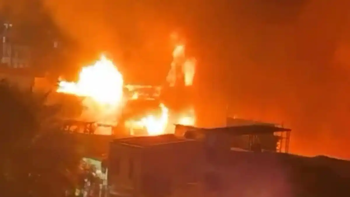 Kebakaran Terjadi di Permukiman Padat Kramat Pulo, 33 Unit Damkar Dikerahkan