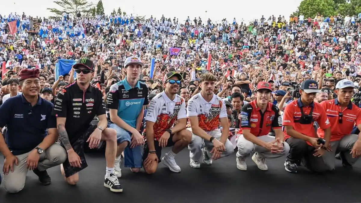 Antusiasme Warga Mataram Iringi Parade Pembalap MotoGP 2026 Antusiasme Warga Mataram Iringi Parade Pembalap MotoGP 2026