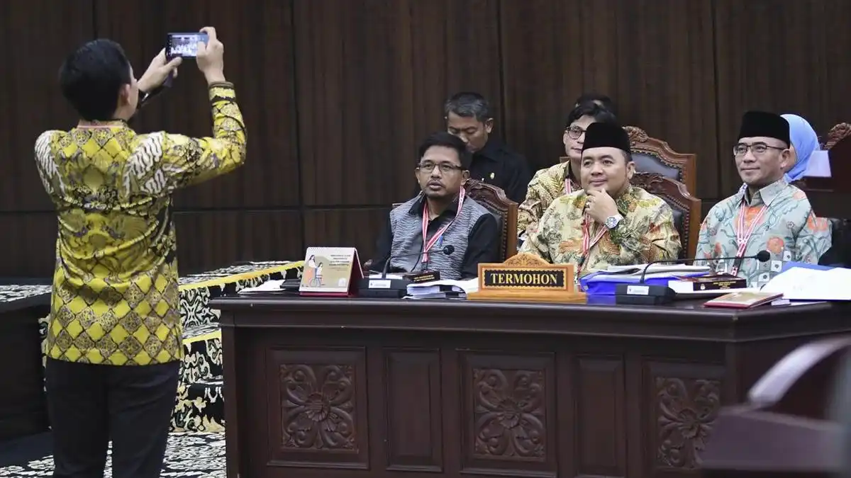 Komisioner KPU-Bawaslu Dilaporkan ke DKPP Terkait PKPU Loloskan Gibran Komisioner KPU-Bawaslu Dilaporkan ke DKPP Terkait PKPU Loloskan Gibran