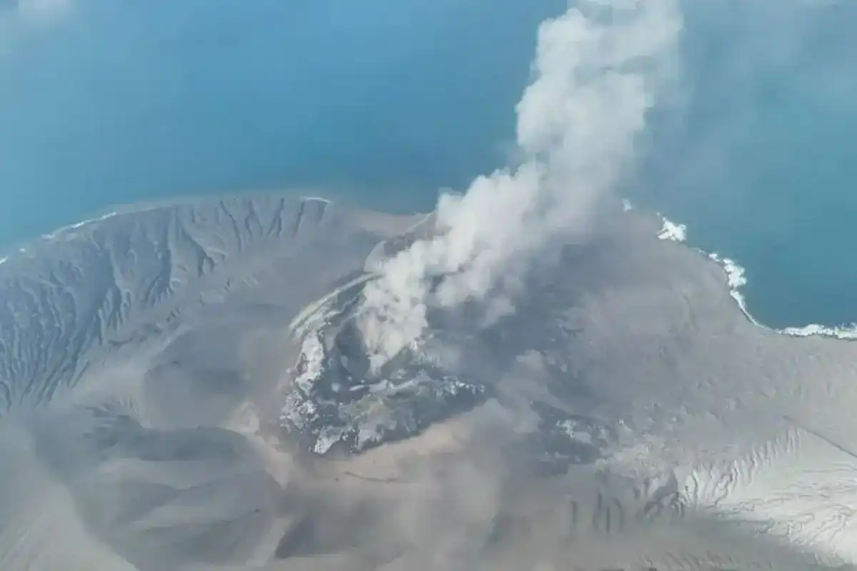 Erupsi Anak Krakatau Terpantau dari Selat Sunda, Abu Membumbung 250 Meter Erupsi Anak Krakatau Terpantau dari Selat Sunda, Abu Membumbung 250 Meter
