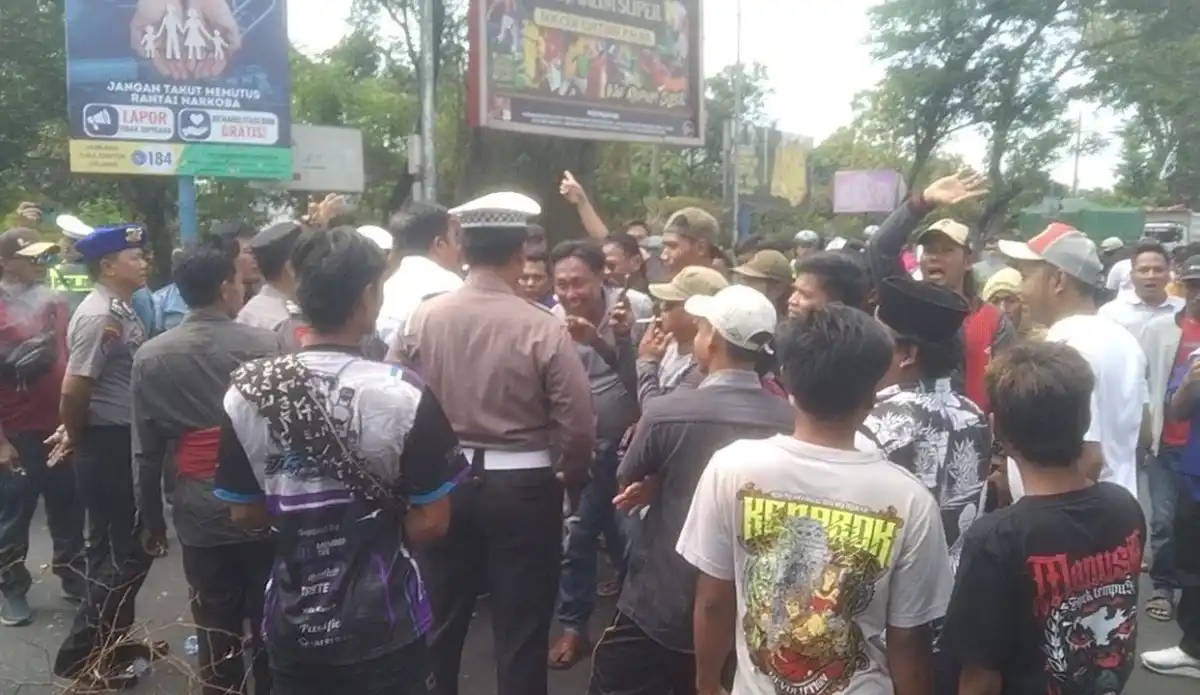 Ratusan Warga Alastlogo Tutup Jalur Pantura Pasuruan Selama Berjam-jam Ratusan Warga Alastlogo Tutup Jalur Pantura Pasuruan Selama Berjam-jam