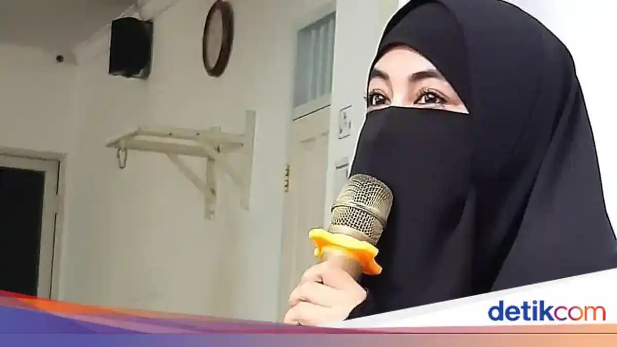 Ummi Pipik Bantah Video Pernikahan dengan Ustaz Maulana: “Hoax” Ummi Pipik Bantah Video Pernikahan dengan Ustaz Maulana: “Hoax”