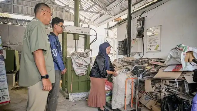 Di kawasan Mandalika, permintaan penjemputan sampah juga meningkat, kami jadi terbantu untuk mengangkut dan memilah sampah,” tutur Hanila Di kawasan Mandalika, permintaan penjemputan sampah juga meningkat, kami jadi terbantu untuk mengangkut dan memilah sampah,” tutur Hanila