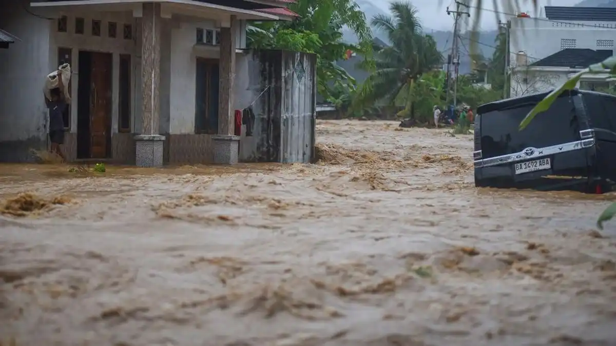 Kemacetan panjang juga terjadi karena kendaraan tidak bisa melintas akibat banjir