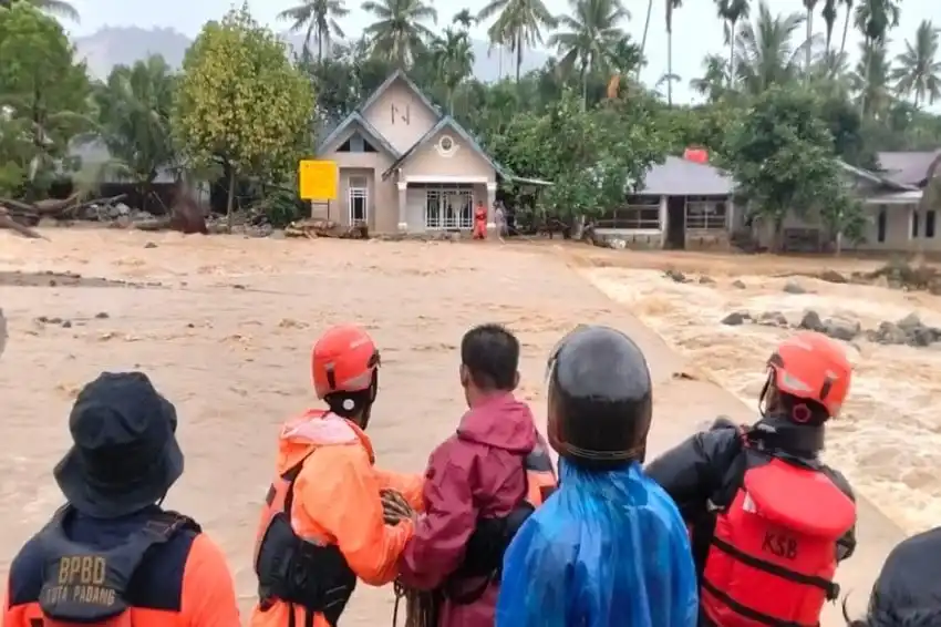 Banjir Terjang Kota Padang, Tim SAR Gabungan Evakuasi Ratusan Warga Banjir Terjang Kota Padang, Tim SAR Gabungan Evakuasi Ratusan Warga