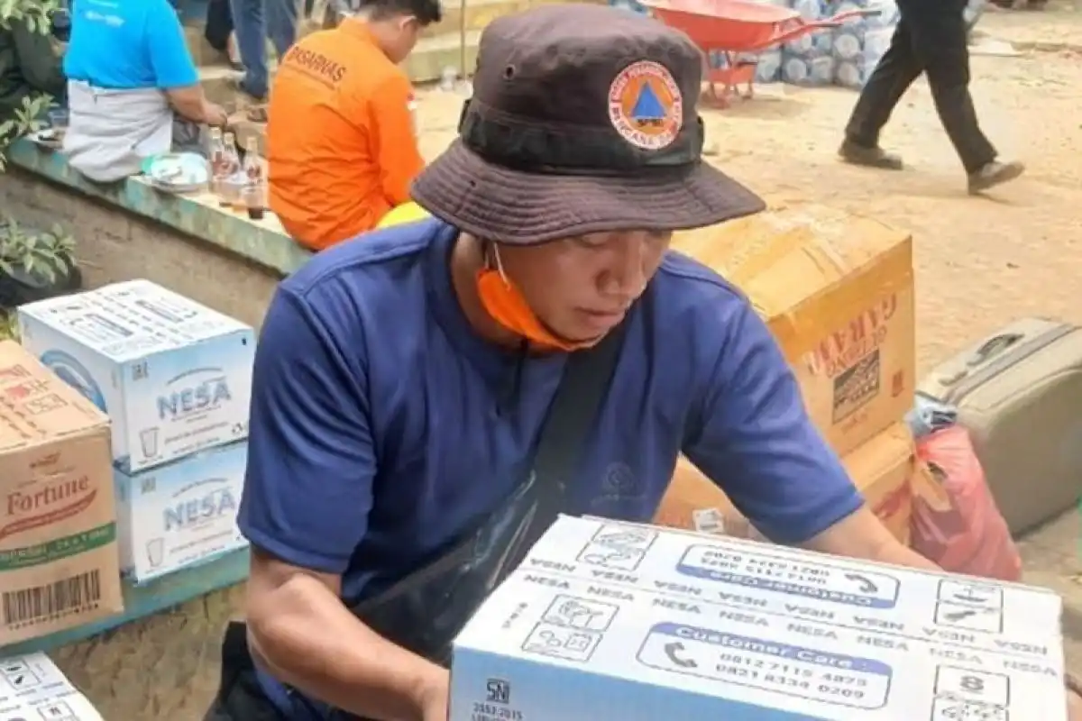 Oleh karena itu, mari kita bersama-sama membantu saudara-saudara kita yang mengalami musibah ini,” katanya
