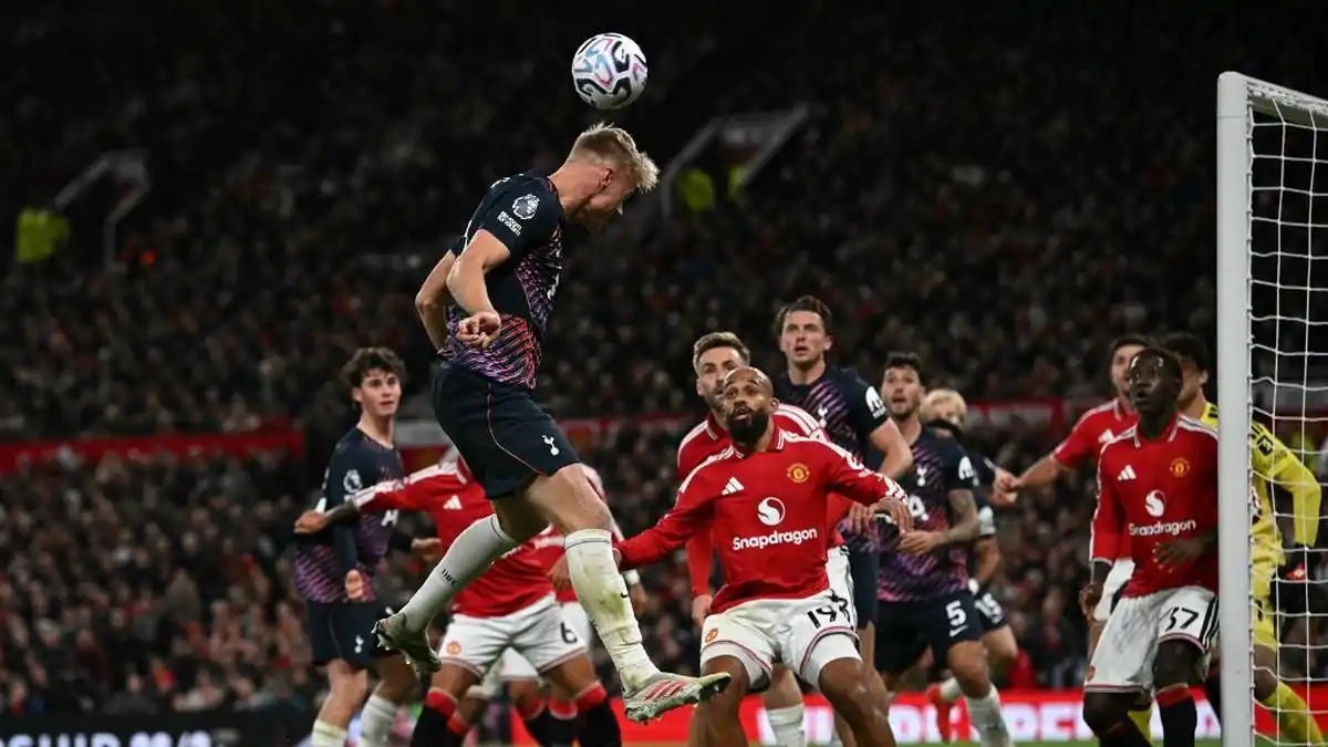 Gol Injury Time Solanke Gagalkan Kemenangan Manchester United atas Tottenham
