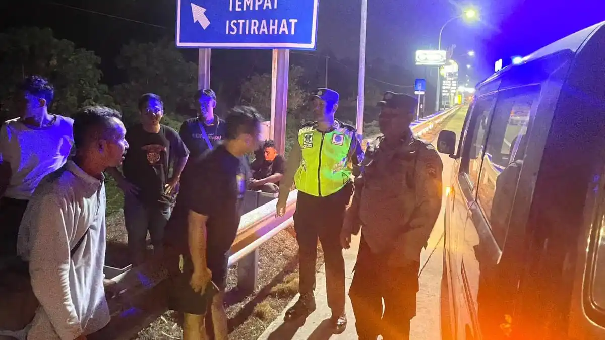 Bus Persib EPA U-18 Diserang di Batang, Manajemen Desak Pelaku Diproses Hukum Bus Persib EPA U-18 Diserang di Batang, Manajemen Desak Pelaku Diproses Hukum