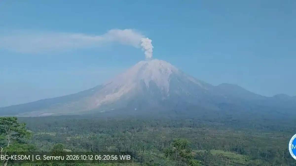 Aktivitas Semeru Meningkat, Tiga Erupsi Tercatat hingga Kolom Abu 900 Meter Aktivitas Semeru Meningkat, Tiga Erupsi Tercatat hingga Kolom Abu 900 Meter