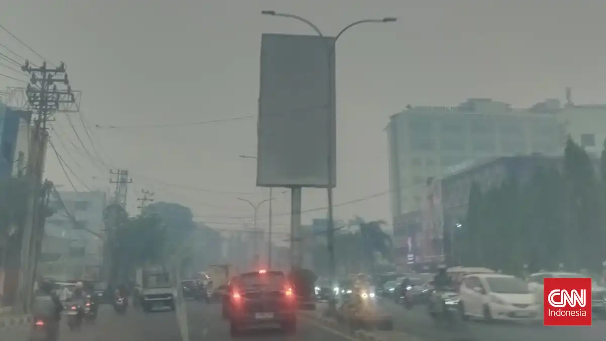 Kabut Asap Karhutla Kian Pekat di Palembang, Ampera Hampir Hilang dari Pandangan