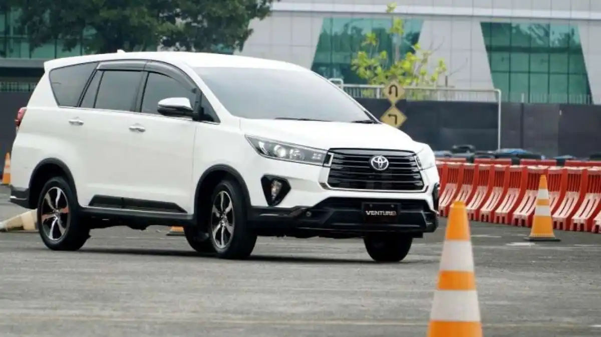 Tiga Sorotan Otomotif: Perbandingan Innova, Fitur Honda ADV 160, dan Penjualan Mobil Keluarga