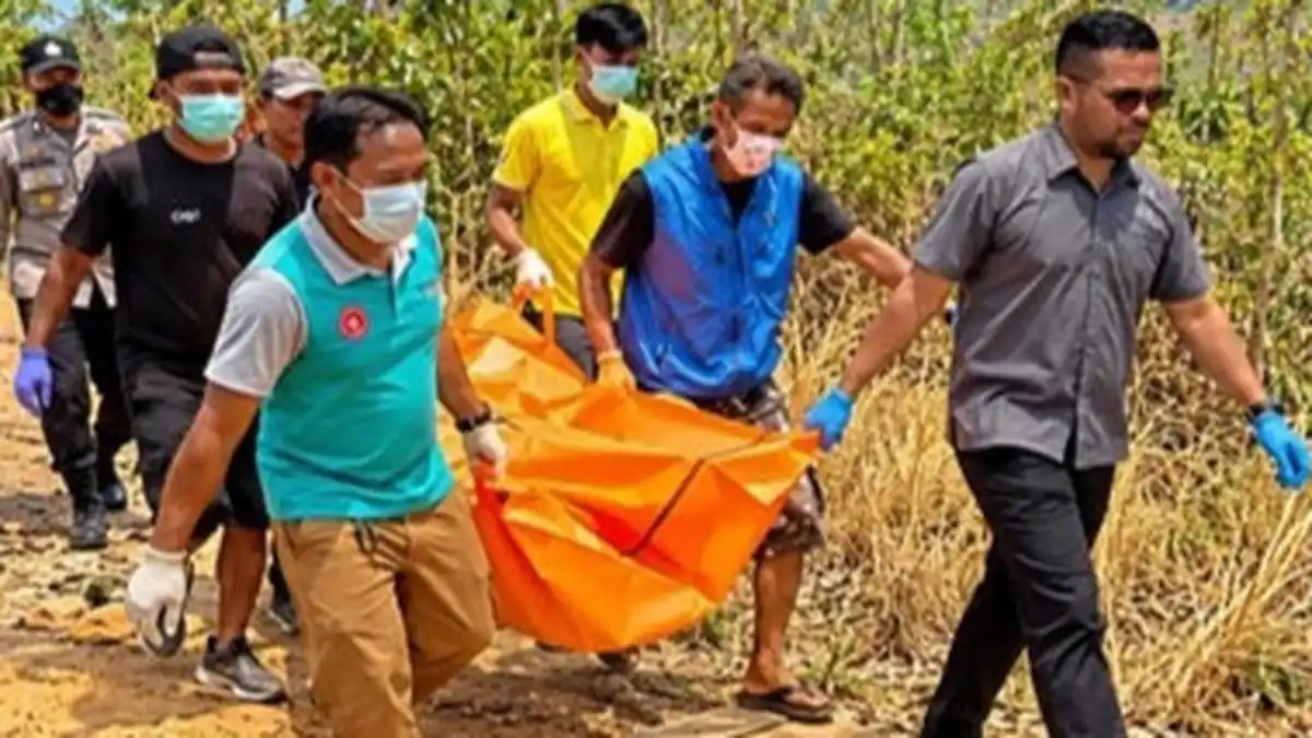 Evakuasi Jasad Perempuan Tanpa Identitas dari Medan Terjal di Sukabumi Evakuasi Jasad Perempuan Tanpa Identitas dari Medan Terjal di Sukabumi