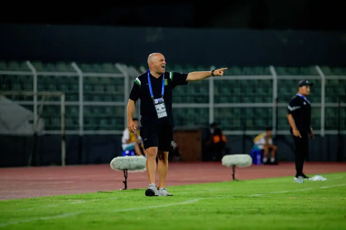 Tavares Fokus Merapatkan Jarak Antarlini Persebaya Menjelang Duel Kontra PSS Sleman