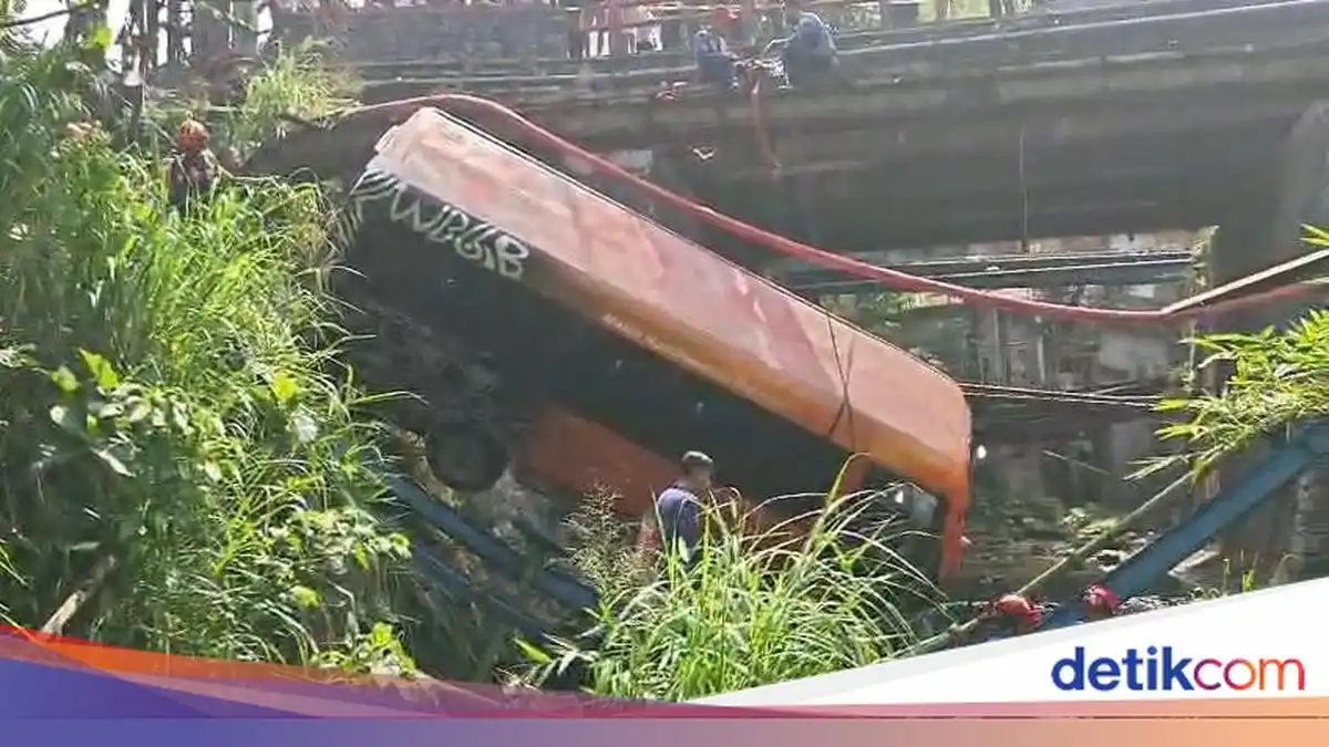 Elf Tanpa Penumpang Terjun ke Sungai di Bogor Setelah Diduga Rem Blong
