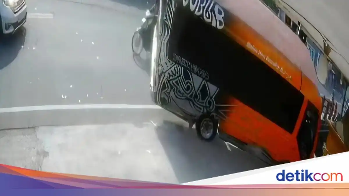Rangkaian Kecelakaan Elf Rem Blong hingga Terjun ke Sungai di Bogor