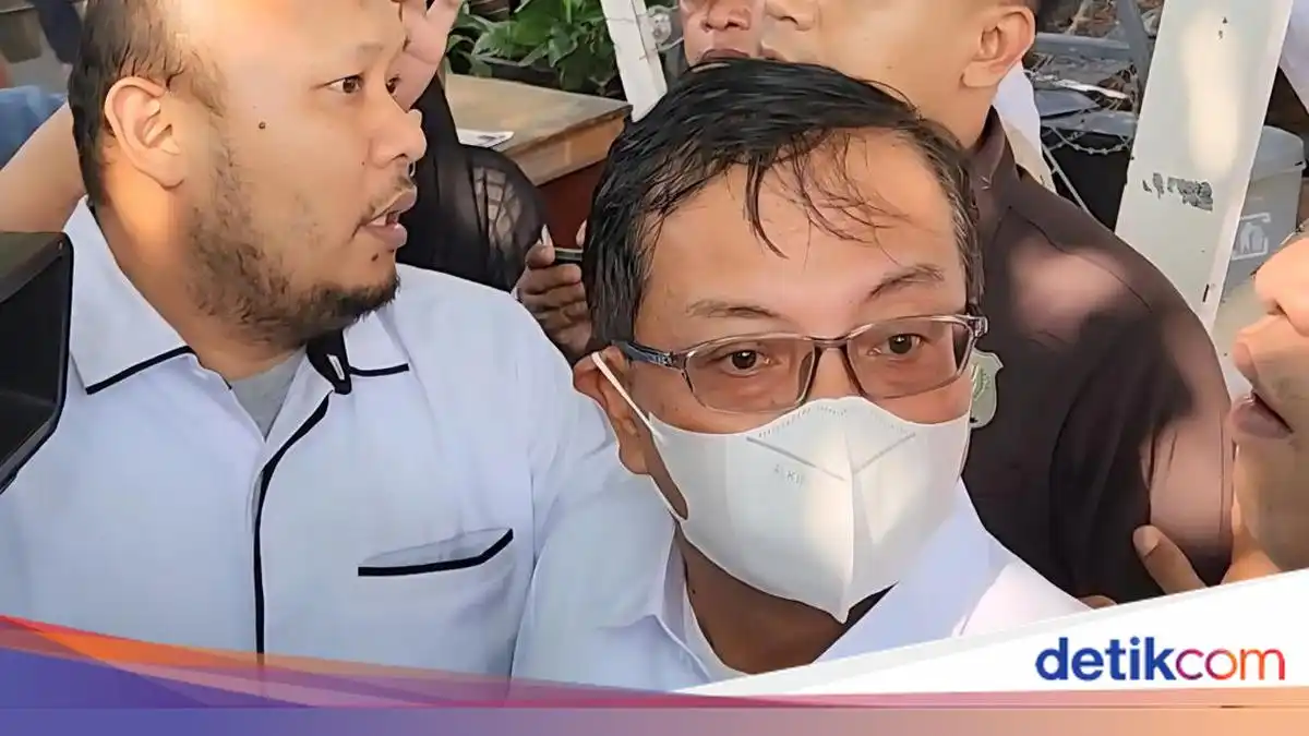 Rustian Pulang dari KPK Usai Diperiksa dalam OTT Dugaan Korupsi Dana Kebencanaan