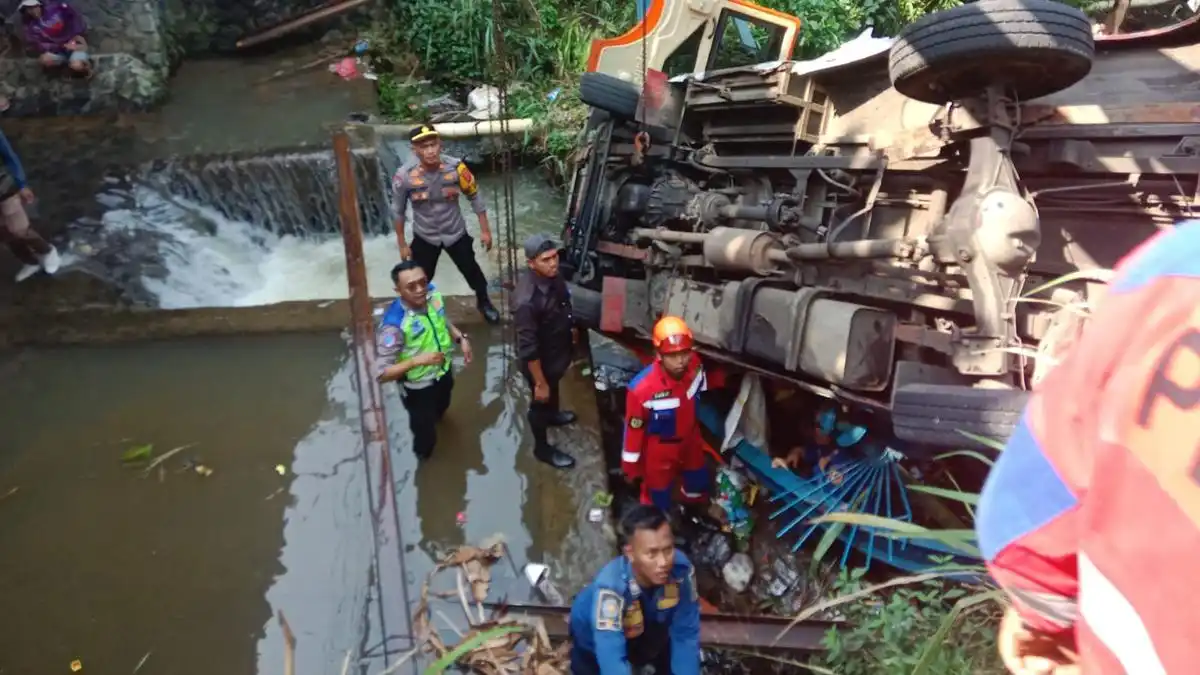Elf Terjun ke Sungai di Ciawi Setelah Diduga Alami Gagal Rem, Sopir Meninggal