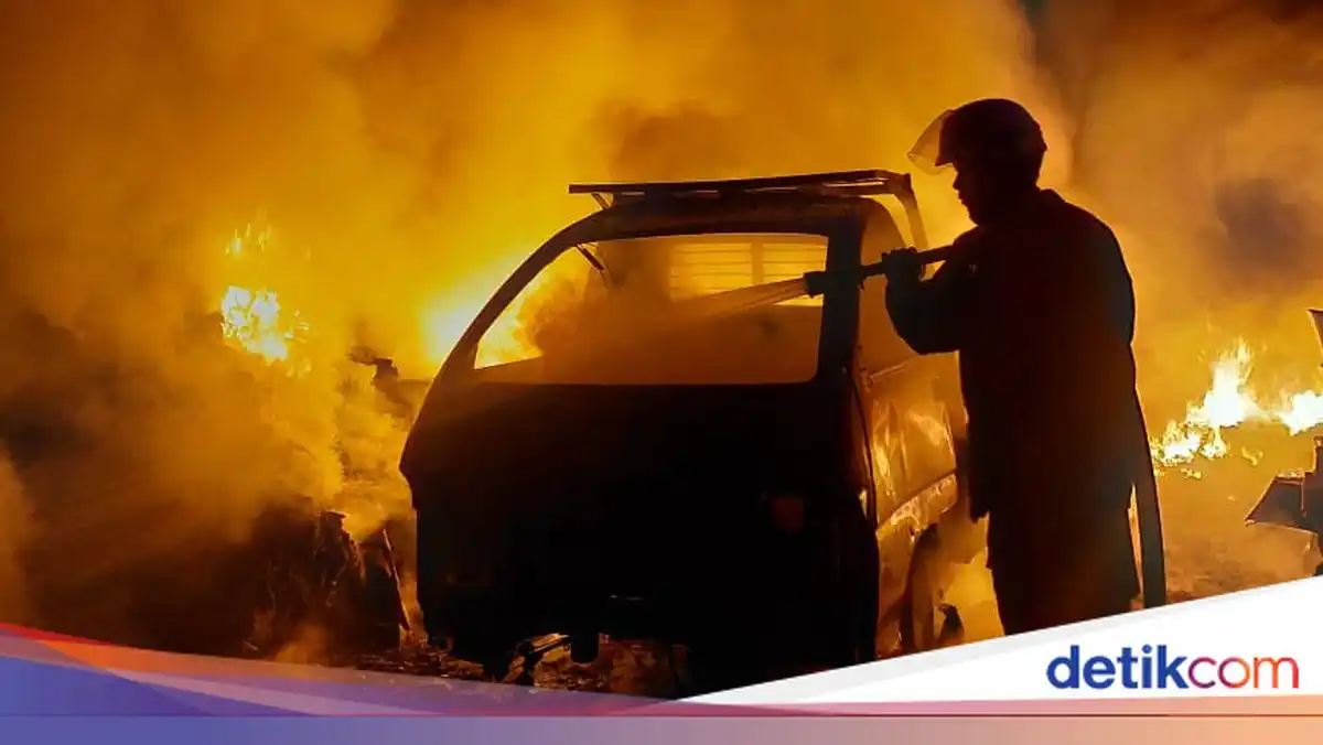 Mobil Pembawa 900 Liter Minyak Tanah Terbakar di Jalan Angkasa, Halim