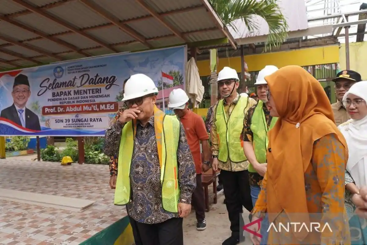 Pemerintah Tambah Perangkat IFP untuk Sejumlah Sekolah di Kalimantan Barat