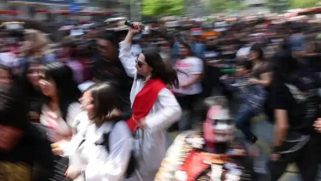 Kostum dan Kreativitas Warnai Zombie Walk di Pusat Kota Santiago Kostum dan Kreativitas Warnai Zombie Walk di Pusat Kota Santiago