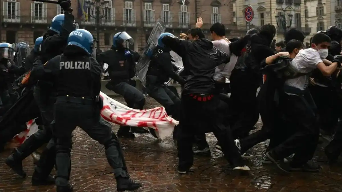 Kerusuhan Warnai Aksi Protes Biaya Hidup di Italia, Puluhan Orang Ditangkap Kerusuhan Warnai Aksi Protes Biaya Hidup di Italia, Puluhan Orang Ditangkap