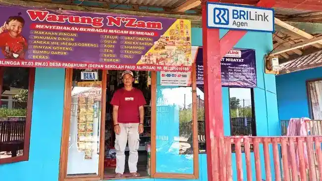 Dari Berjualan Gorengan hingga Melayani Transaksi Warga: Usaha Rahmat di Garut