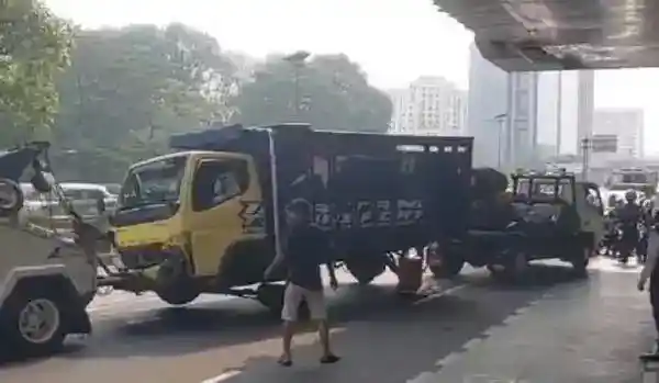 Truk Tabrak Separator Busway di Cawang, Kemacetan Berangsur Terurai