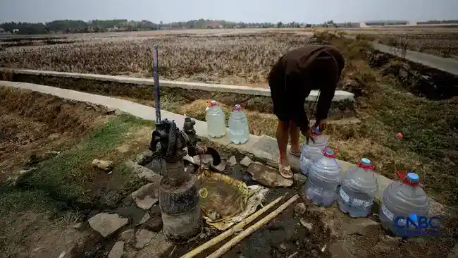Kekeringan Hampir Tujuh Bulan, Warga Medalkrisna Tempuh Satu Kilometer Demi Air Kekeringan Hampir Tujuh Bulan, Warga Medalkrisna Tempuh Satu Kilometer Demi Air