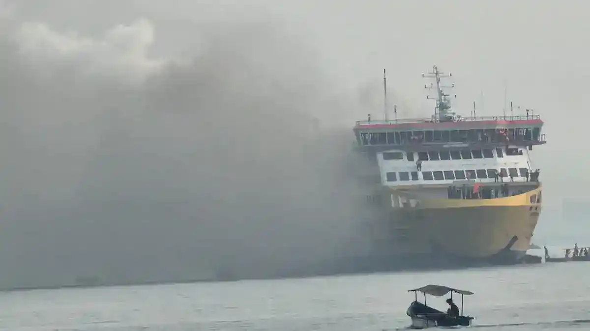 KMP Batumandi Terbakar Saat Hendak Sandar di Merak, Penumpang dan Awak Dievakuasi
