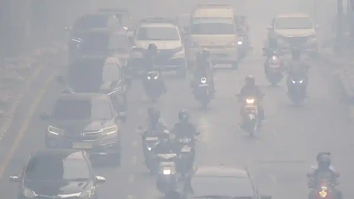 Asap Karhutla Menyelimuti Palembang, Warga Keluhkan Gangguan dan Risiko di Jalan