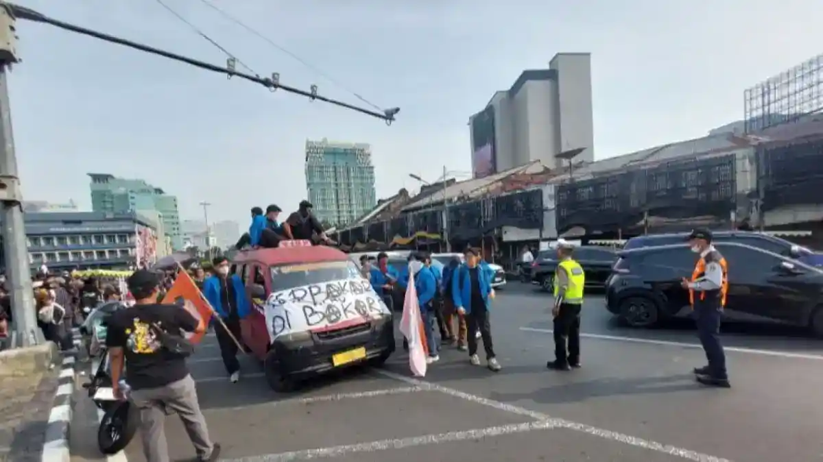 Mahasiswa BEM UI Berbaur dengan Massa dalam Aksi di Tugu Tani