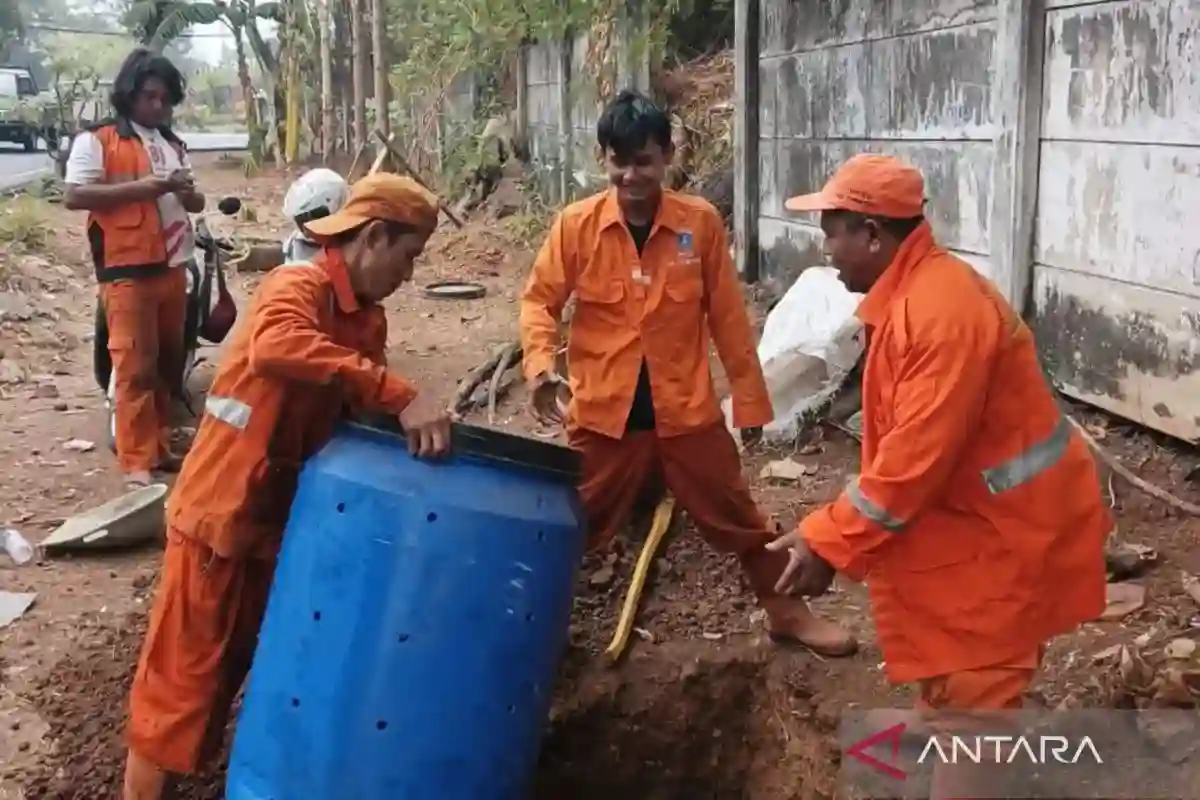 Cakung Barat Kembangkan 43 Biopori Jumbo untuk Olah Sampah Organik