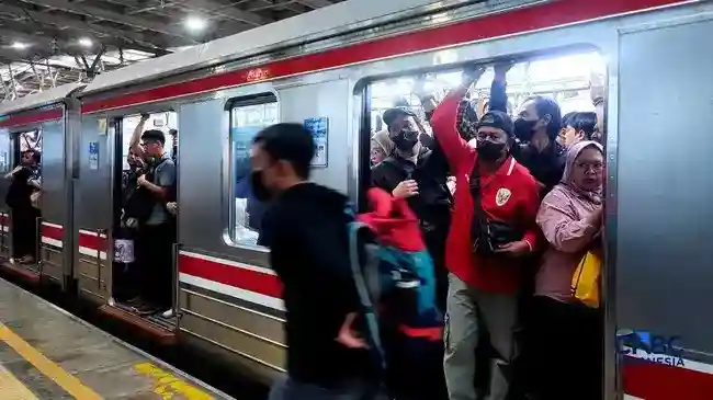 Kemenhub Minta KAI Percepat Kereta Berkapasitas Besar untuk KRL Jabodetabek Kemenhub Minta KAI Percepat Kereta Berkapasitas Besar untuk KRL Jabodetabek