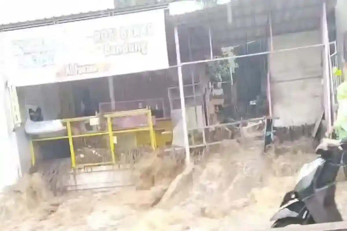Genangan Banjir Terjadi di Sejumlah Ruas Jalan Kota Batu Usai Hujan Deras