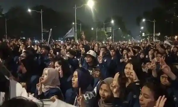 Aksi Mahasiswa di Patung Kuda Usai, Salam Tiga Jari Warnai Pembubaran